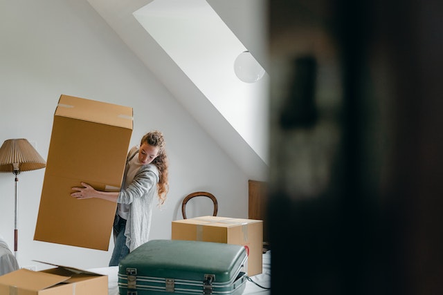 Tenant-carrying-a-large-cardboard-box