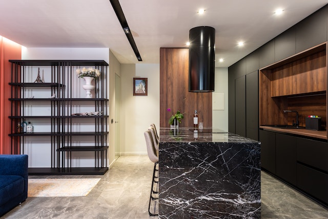 granite-top-kitchen-counter-with-wooden-aspects